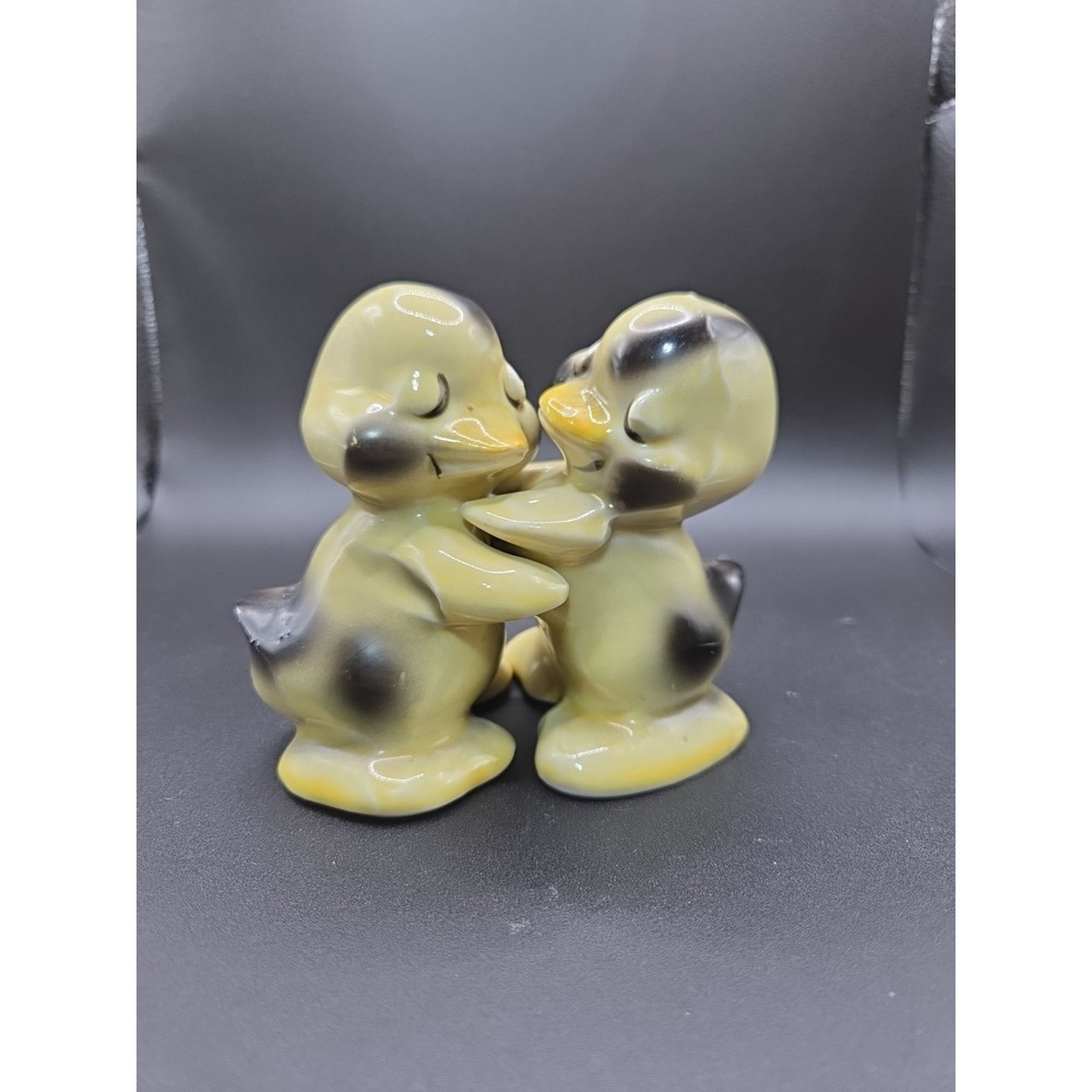 Vintage Hugging‎ Ducks Salt and Pepper Shakers Yellow Black Ceramic Kitsch Decor
